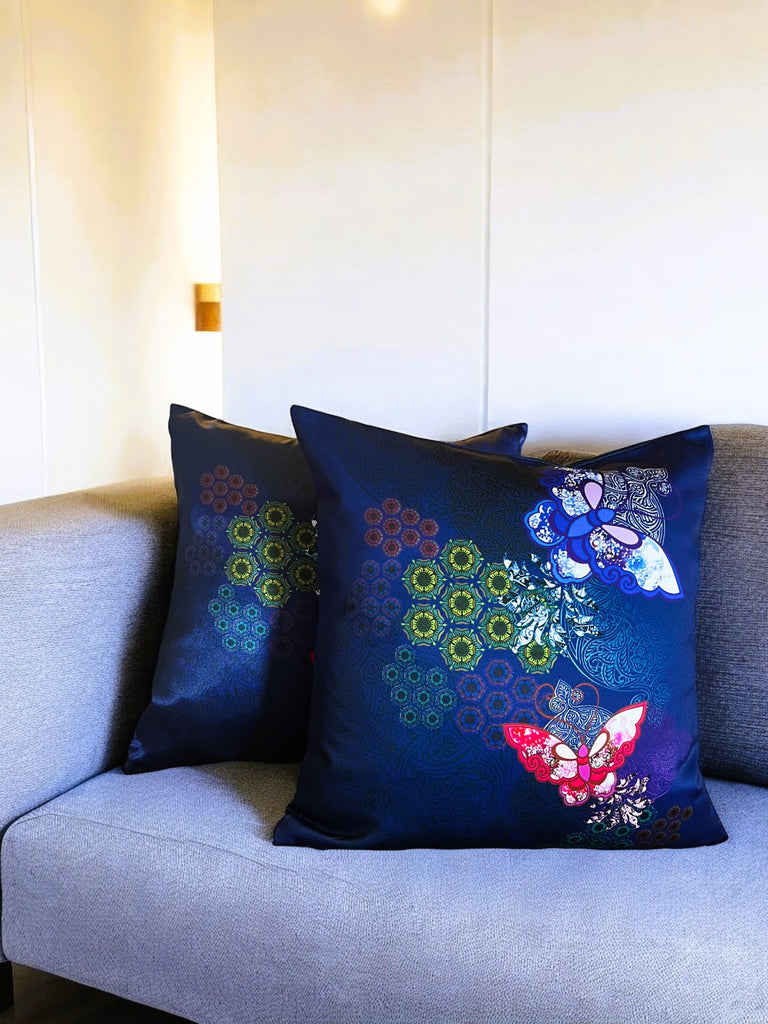 Housse de coussin 50x50 bleu nuit sur canapé - Modèle Papillons - catsandgreen tea
