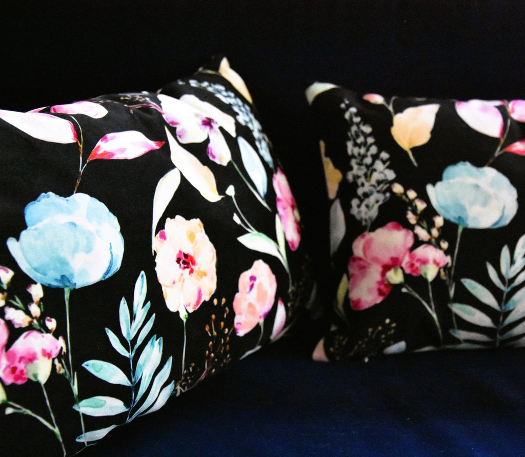 Housse de coussin 50x30 noir imprimé roses - Modèle Les nocturnes - catsandgreen tea